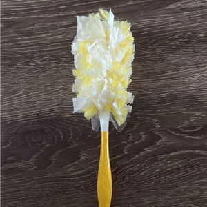 Swiffer Yellow and White Duster